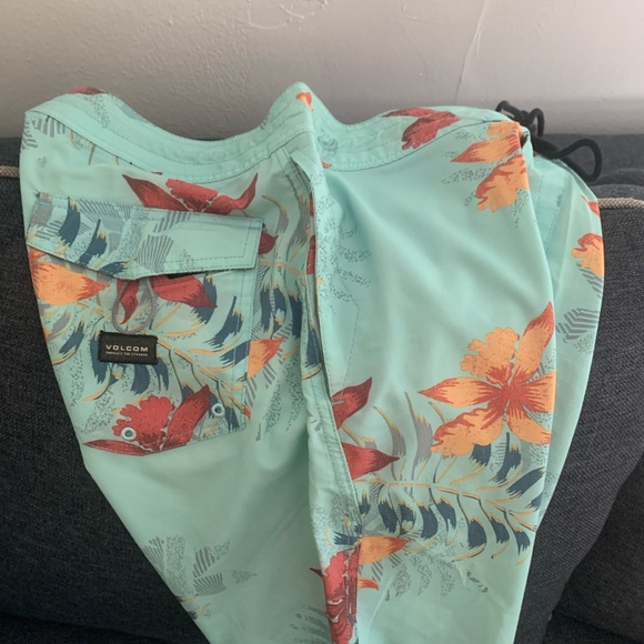 Volcom boardshorts 31 too small never worn mint condition - Picture 3 of 4